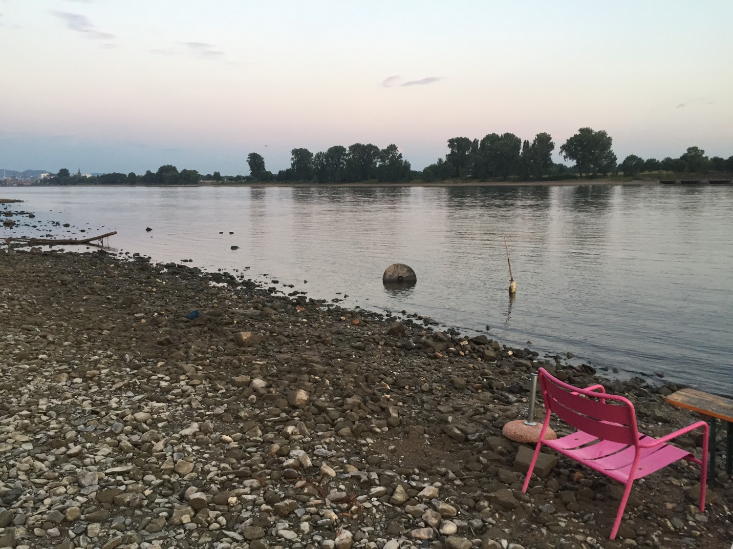 Am Rhein mit einem Stuhl in Pink